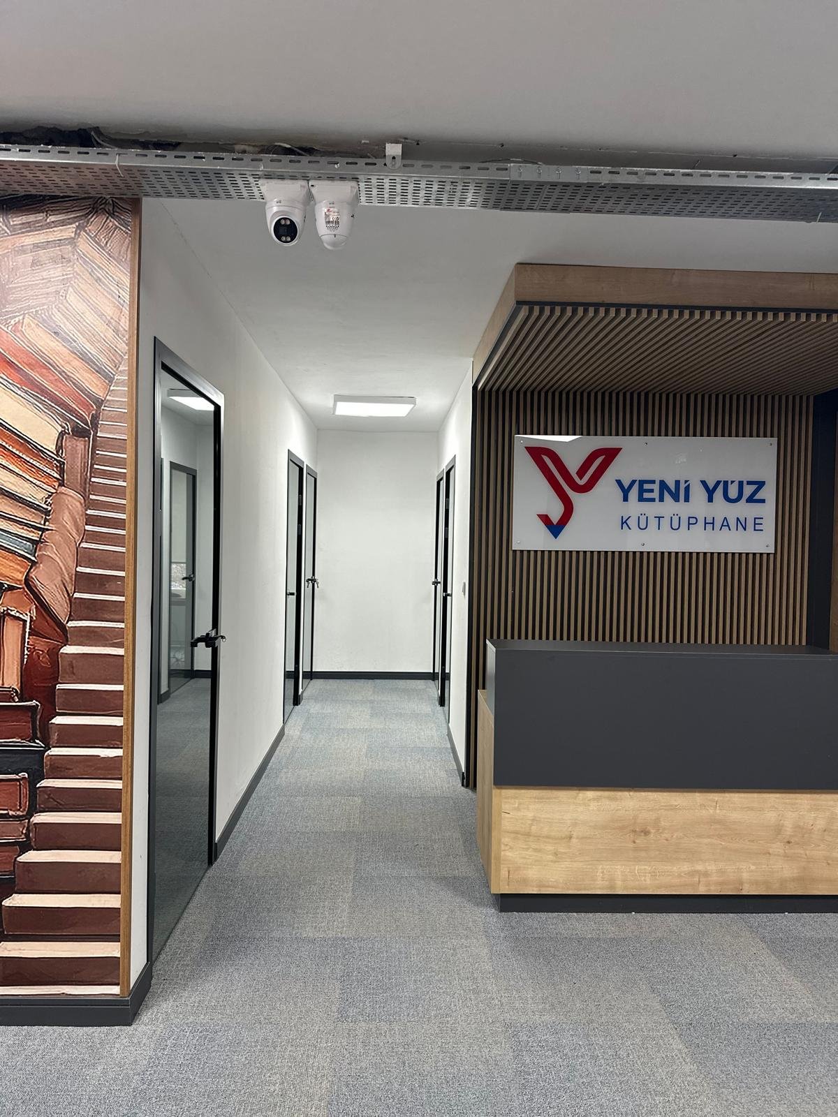 Yeni Yüz Akademik Kütüphane — Yeni Yüz Kütüphane giriş alanı