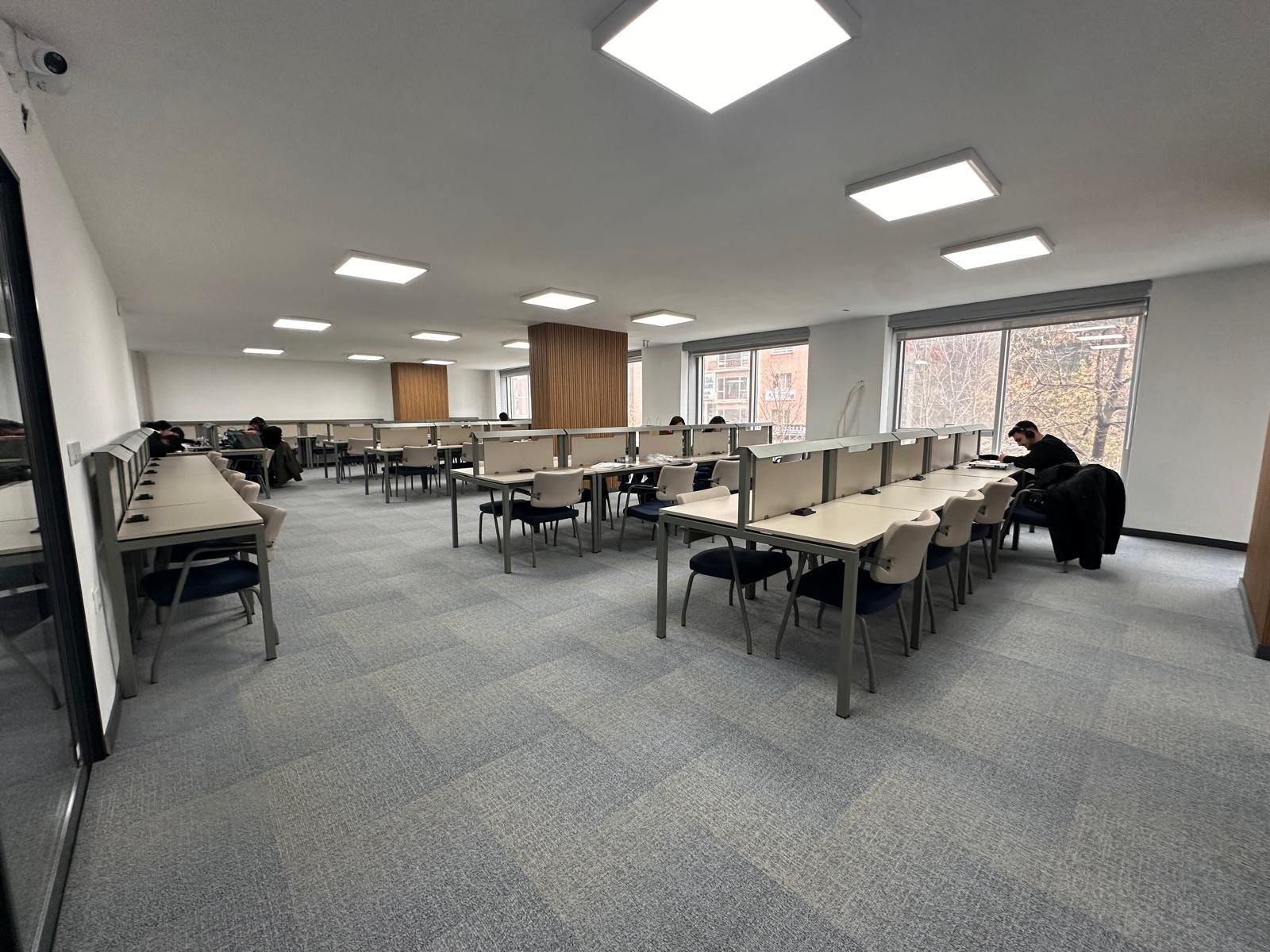 Yeni Yüz Akademik Kütüphane — Çalışma masaları ve salon düzeni